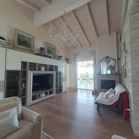 Claudia 巴多利诺