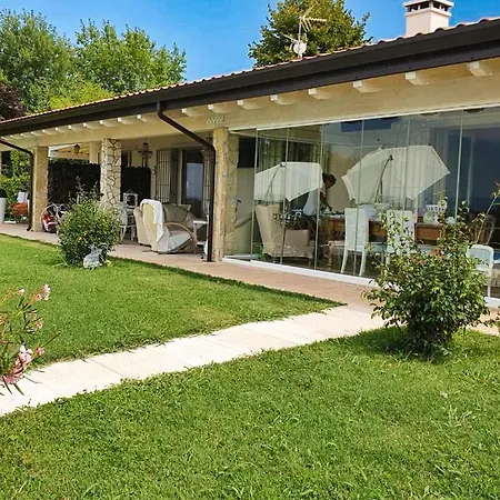 Claudia בית חווה