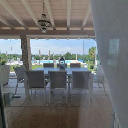 Claudia בית חווה