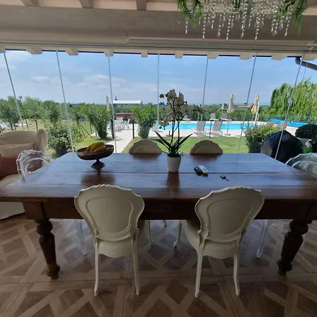 Claudia בית חווה