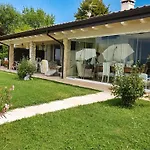 Bardolino Golden Hill Willa